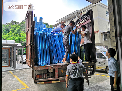 愛唯門窗產品裝車圖