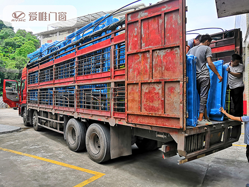 愛唯門窗產品裝車圖