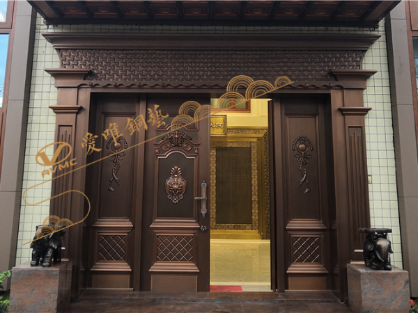 別墅銅門銅大門，別墅業(yè)主黃總帶領小區(qū)業(yè)主參觀愛唯銅藝